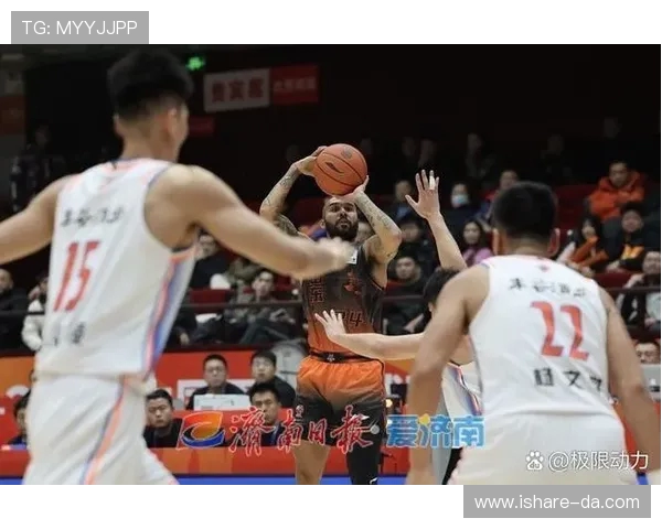 江苏男篮与山东男篮激战正酣谁能在这场对决中笑到最后